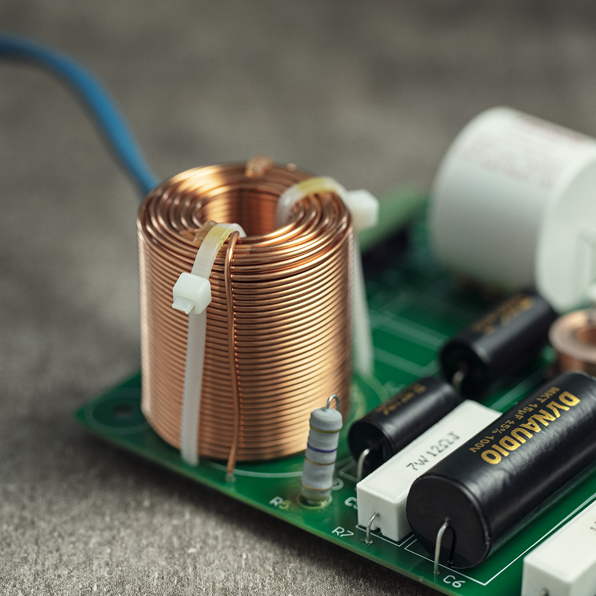 Dynaudio Contour 20i | Bookshelf speaker | Compact in size only